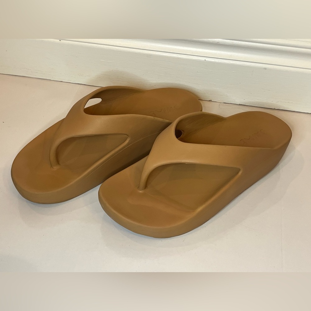 Skims Women’s Size 40 Ochre Molded Platform Flip Flop Sandals Nude Colored 9.5